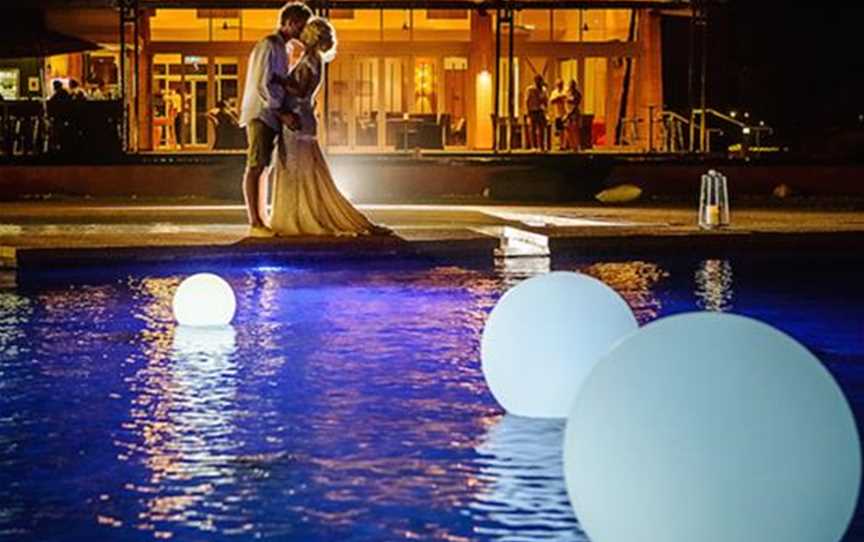 Wedding poolside @ Mantarays Ningaloo Beach Resort