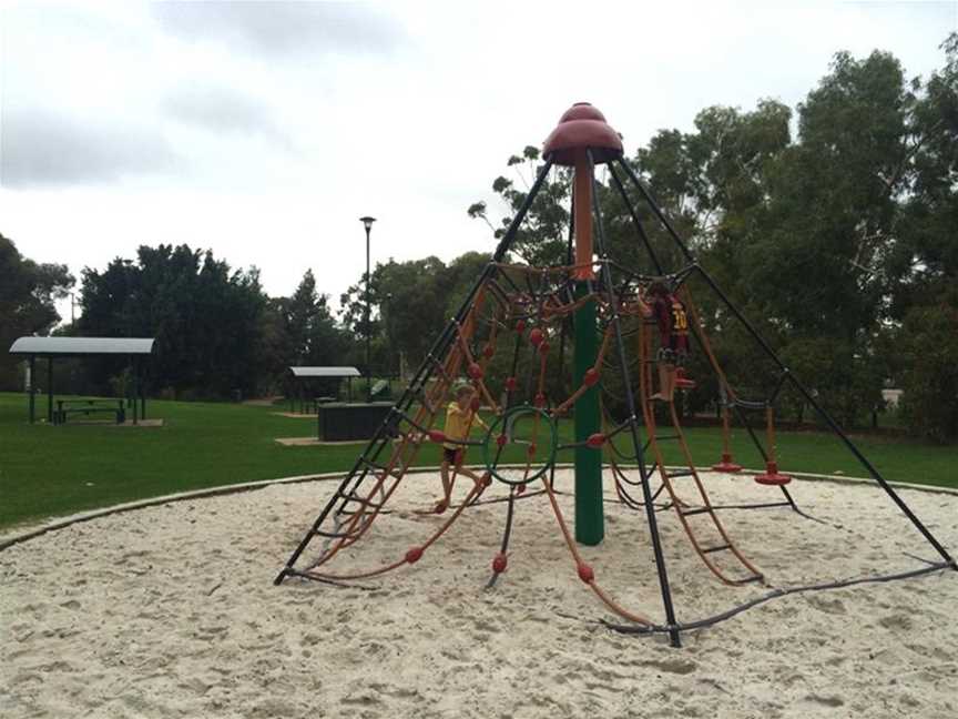 Centenary Park, Local Facilities in Belmont
