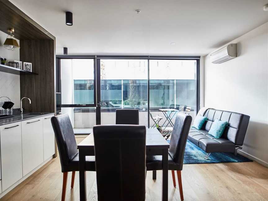 Sleek Arthouse Apartment With Pool Close to City, Abbotsford, VIC