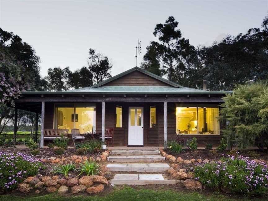 Bettenay's Lakeside Spa Apartment and Chalets, Accommodation in Cowaramup