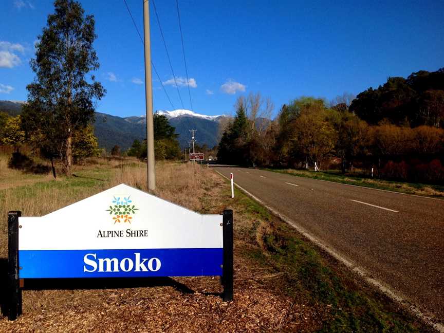 Smoko signage greeting view of the Victorian Alpine Region - panoramio.jpg