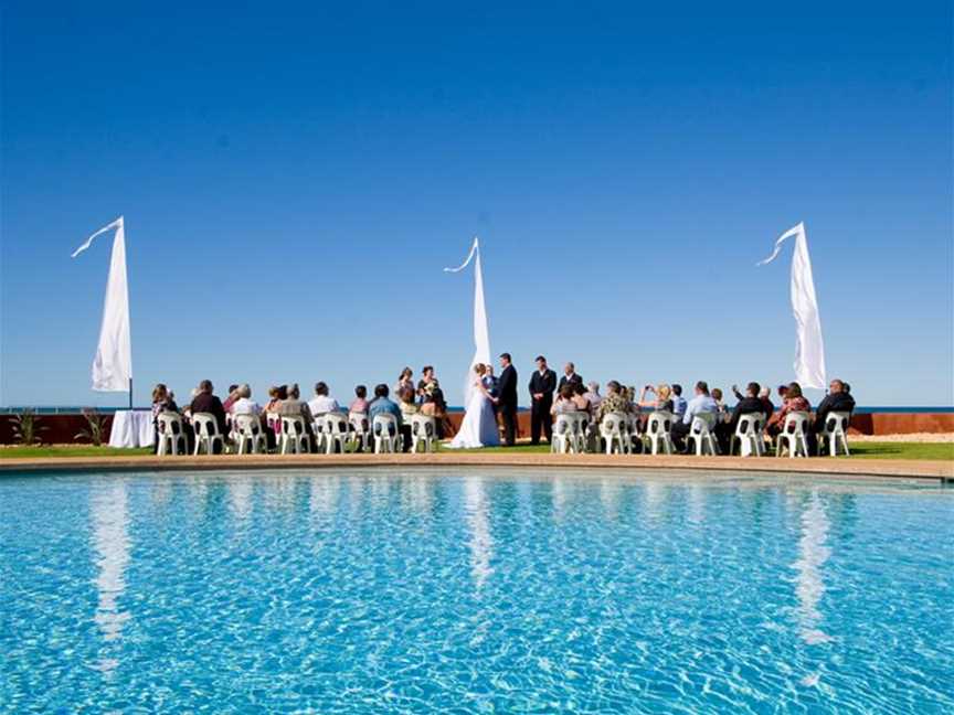 Wedding poolside @ Mantarays Ningaloo Beach Resort