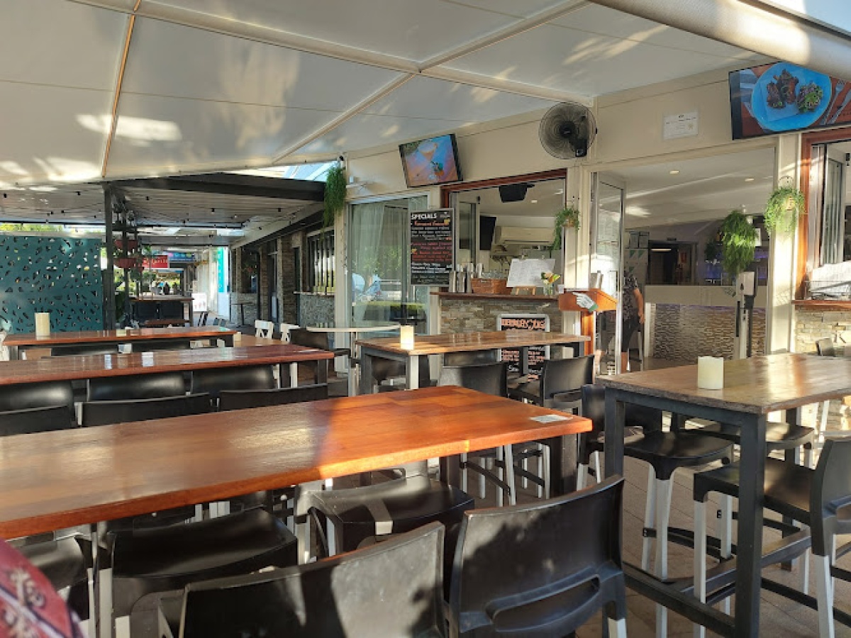 Breeze Bar Airlie Beach