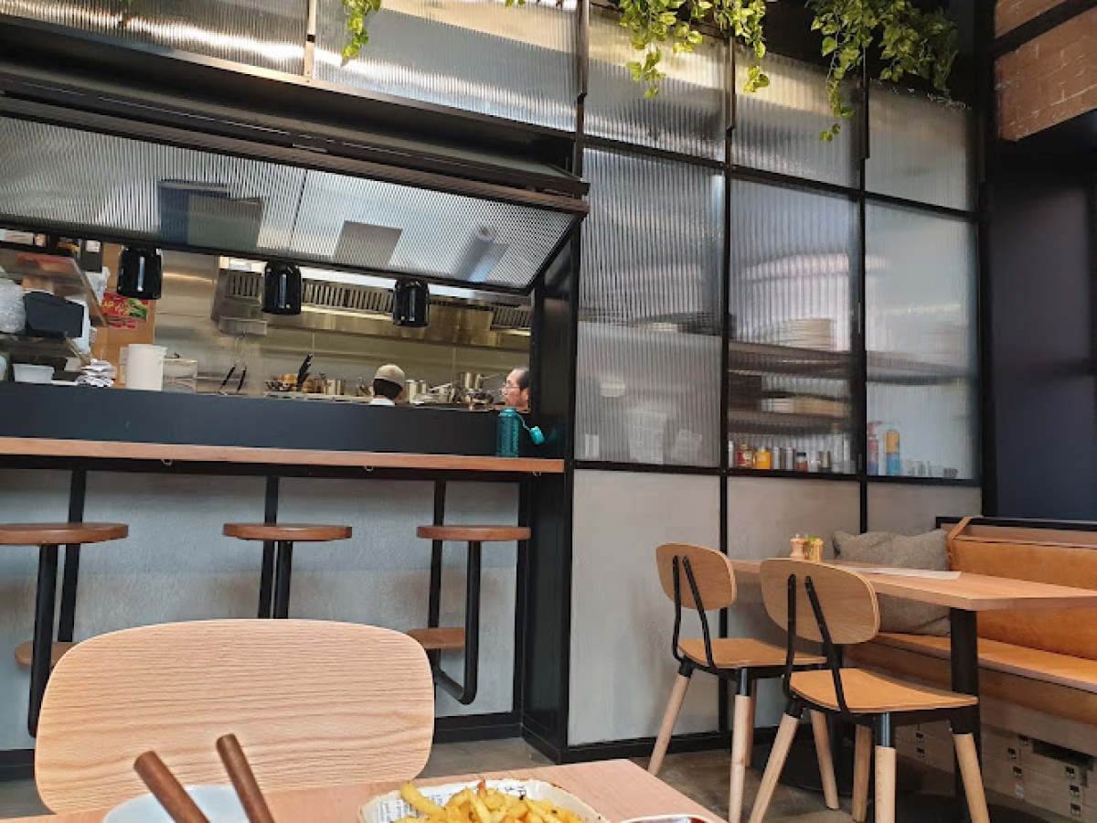 Betwixt Cafe & Bar