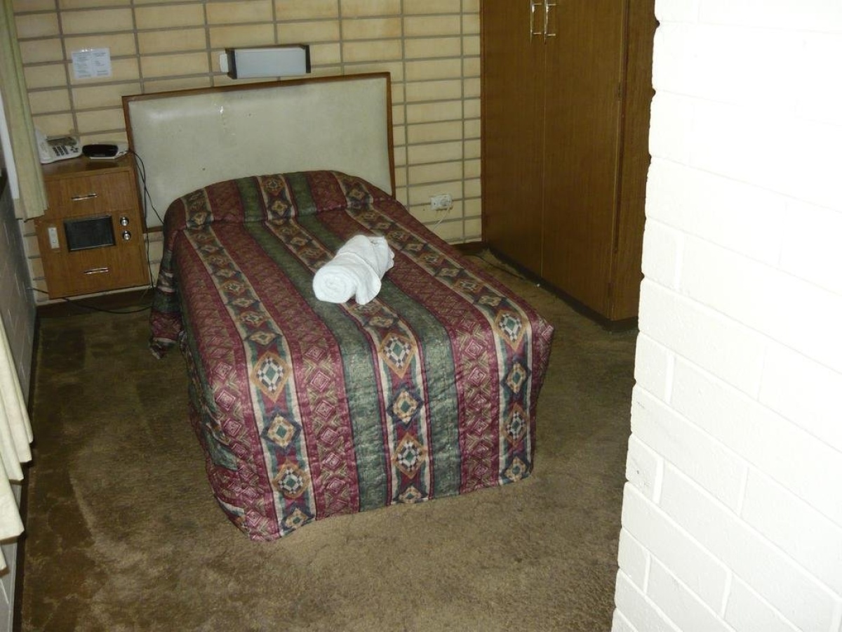 Adelaide Backpackers and Travellers Inn photo