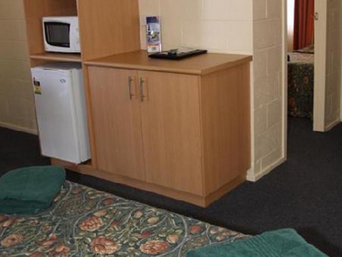 All Seasons Motor Lodge photo