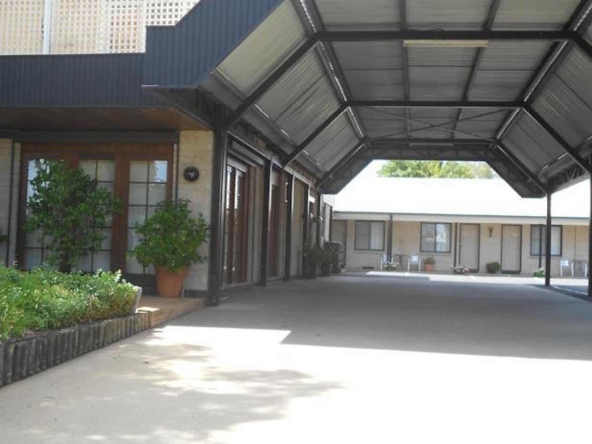 All Seasons Motor Lodge photo