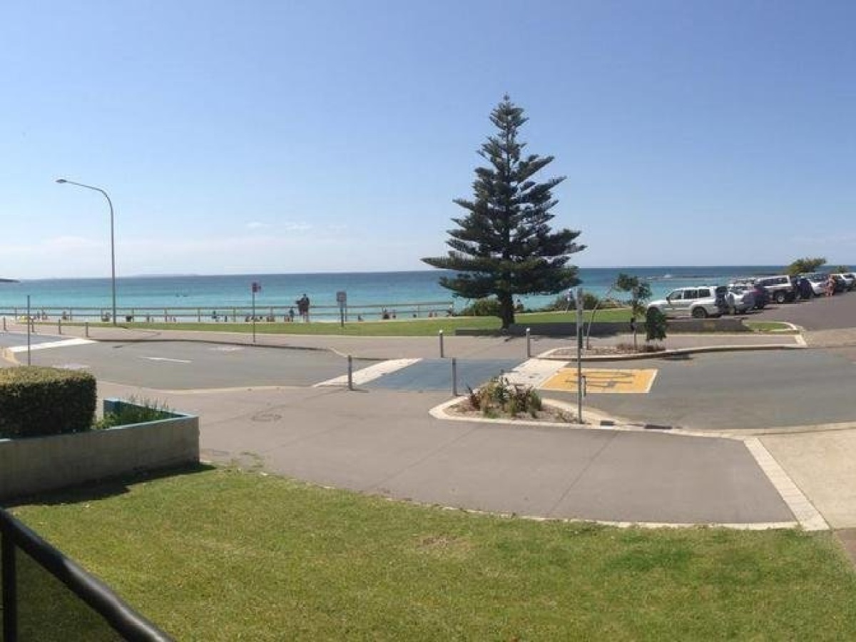 Beach House Mollymook photo
