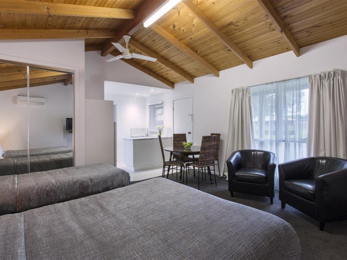 Best Western Colonial Village Motel photo