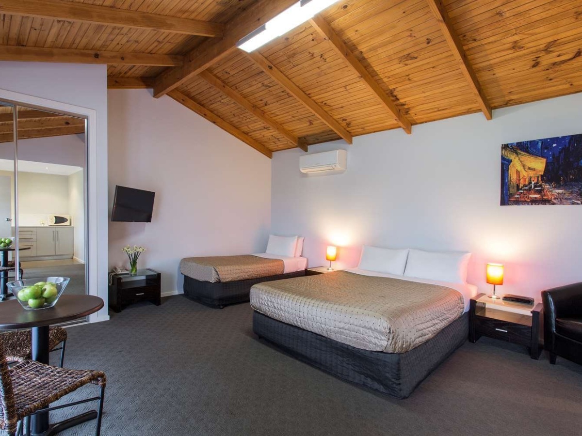 Best Western Colonial Village Motel photo