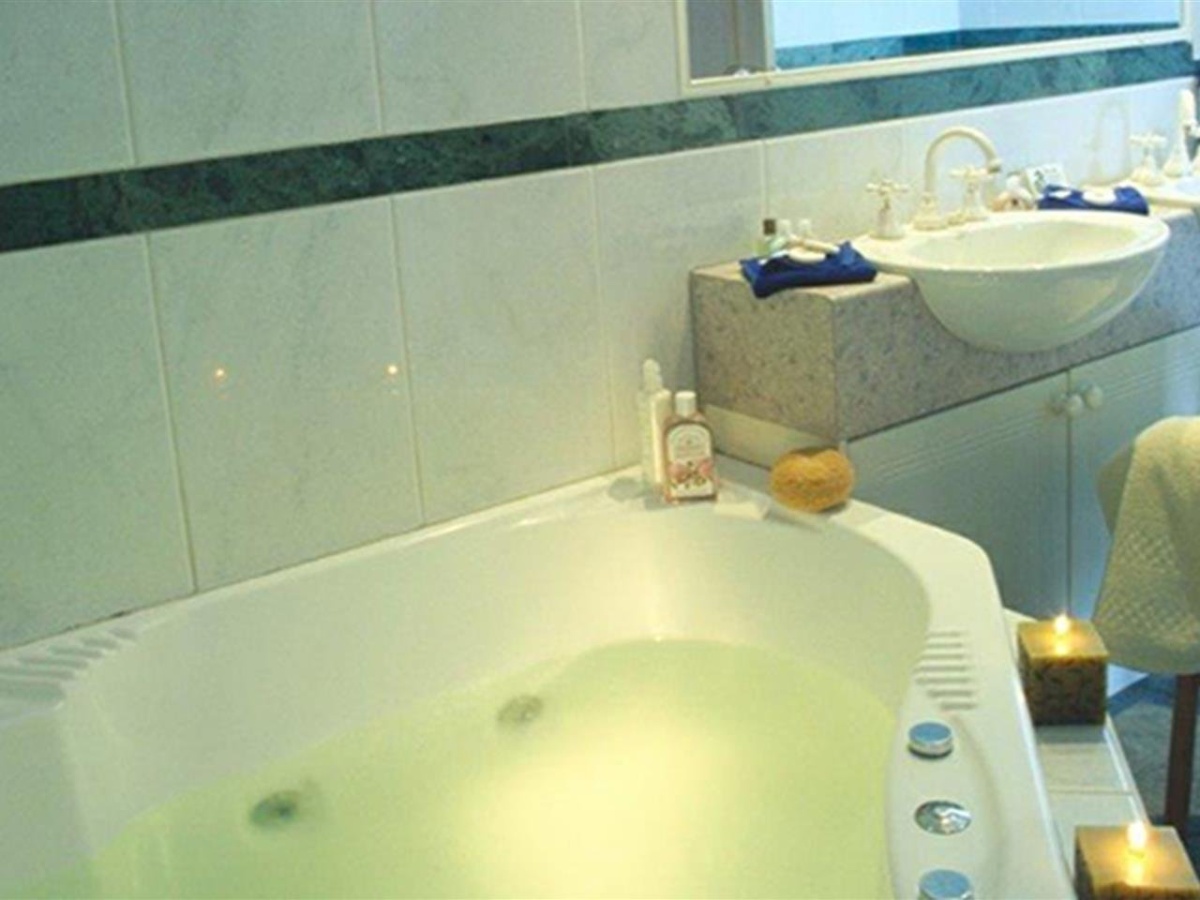 Best Western Plus The Tudor Box Hill photo