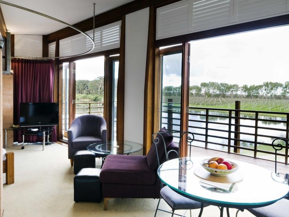 Bettenay’s Lakeside Spa Apartment and Chalets photo