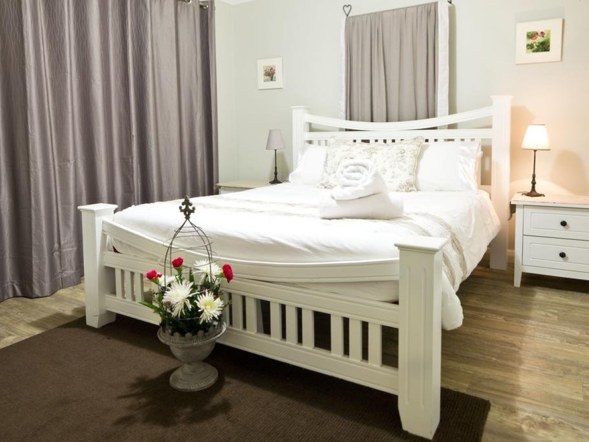 Bettenay’s Lakeside Spa Apartment and Chalets photo