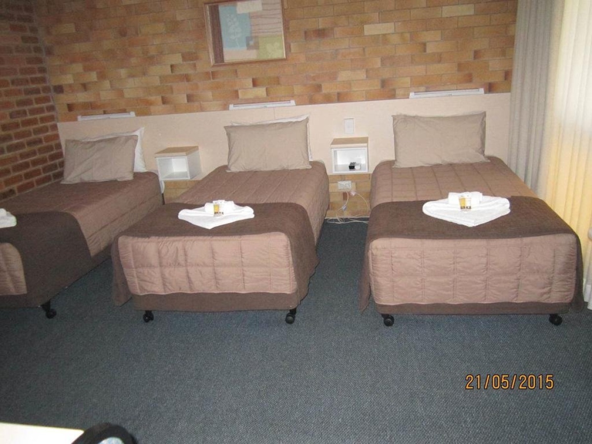 Buckaroo Motor Inn photo