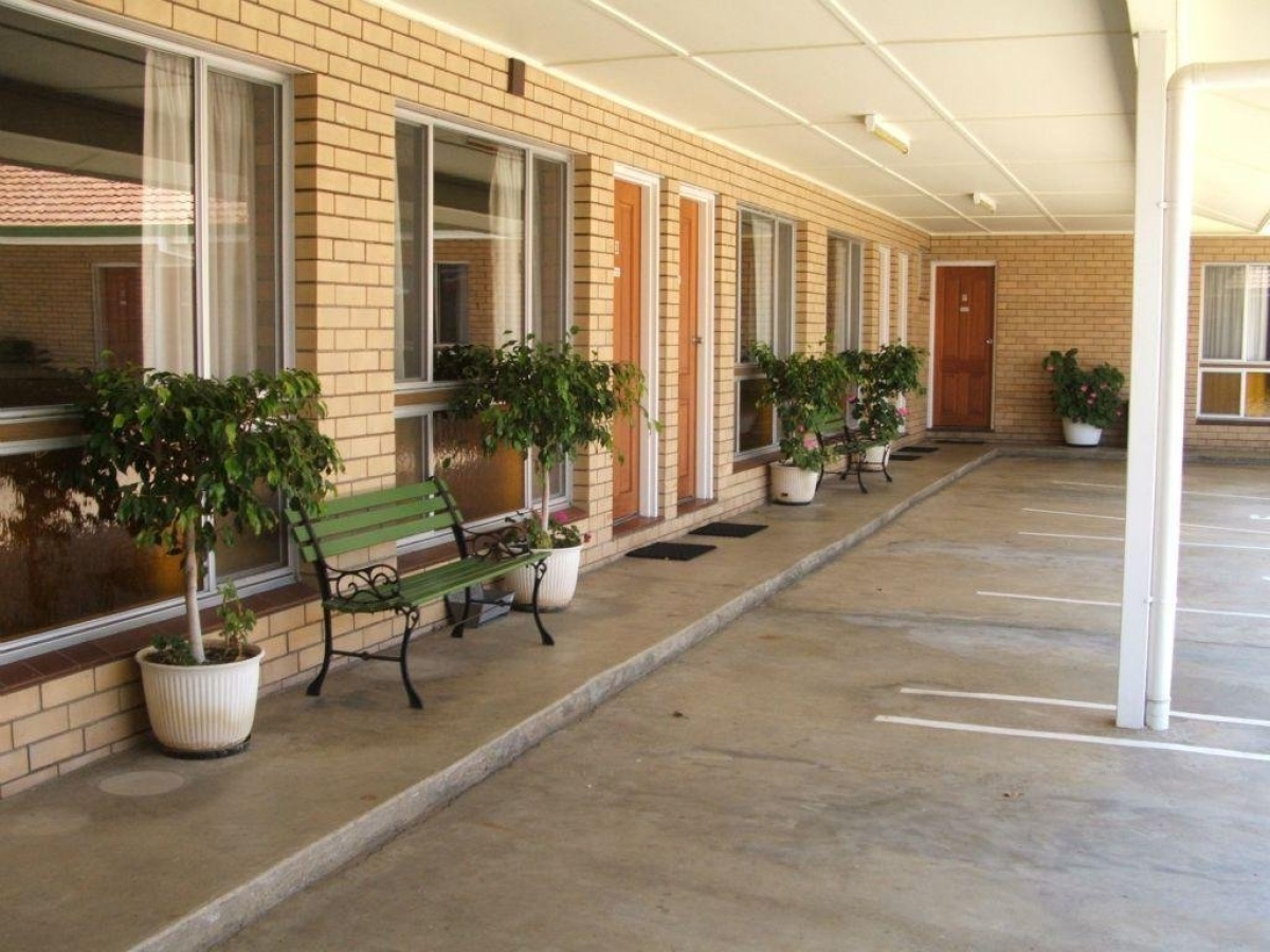 Buckaroo Motor Inn photo