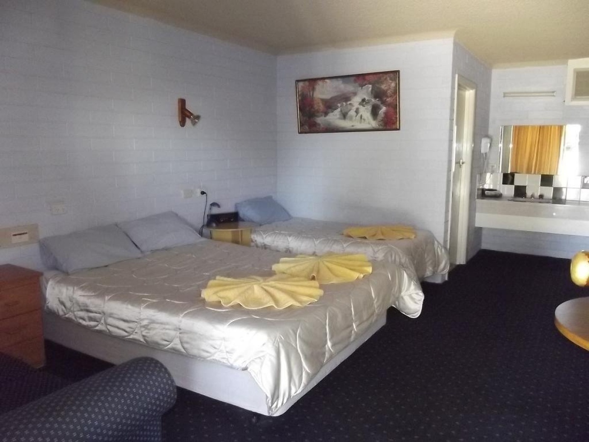 Capri Motel photo