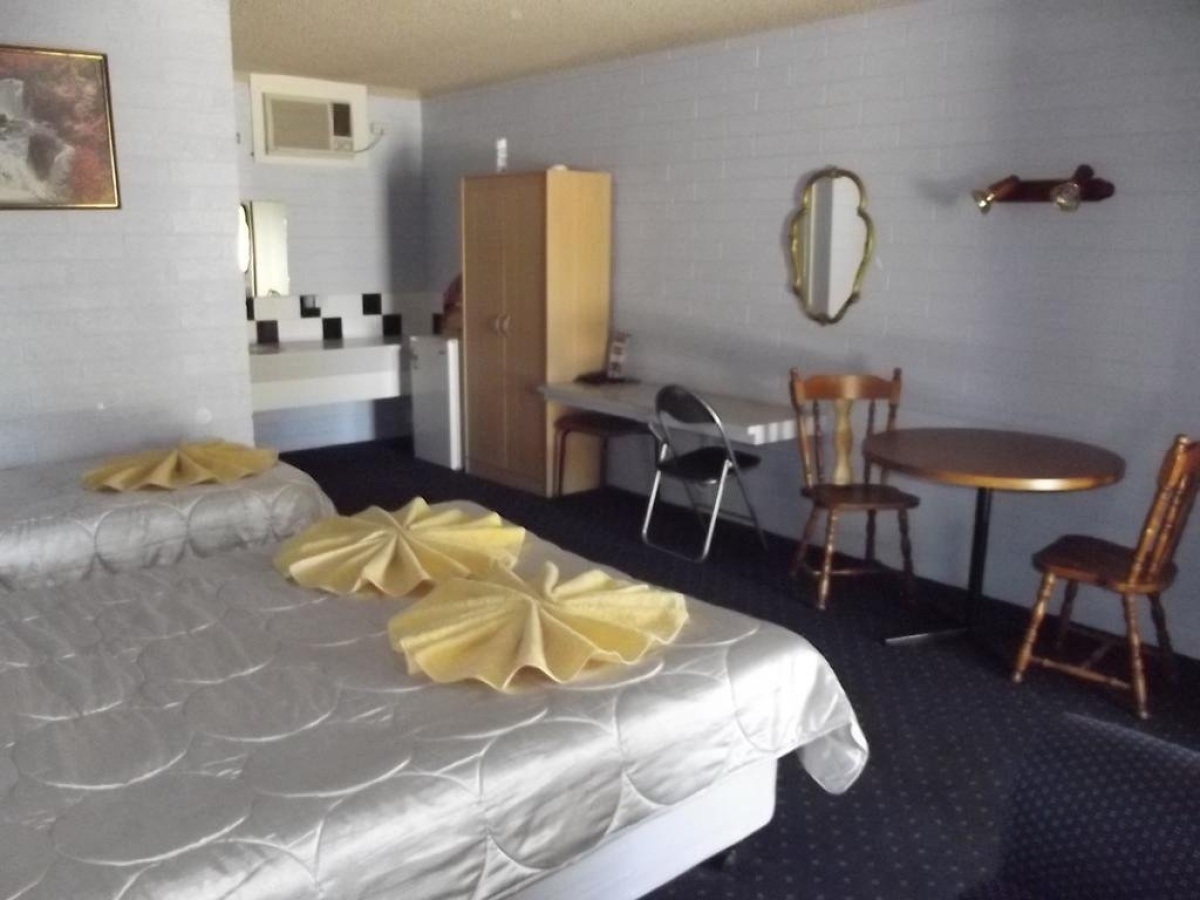 Capri Motel photo