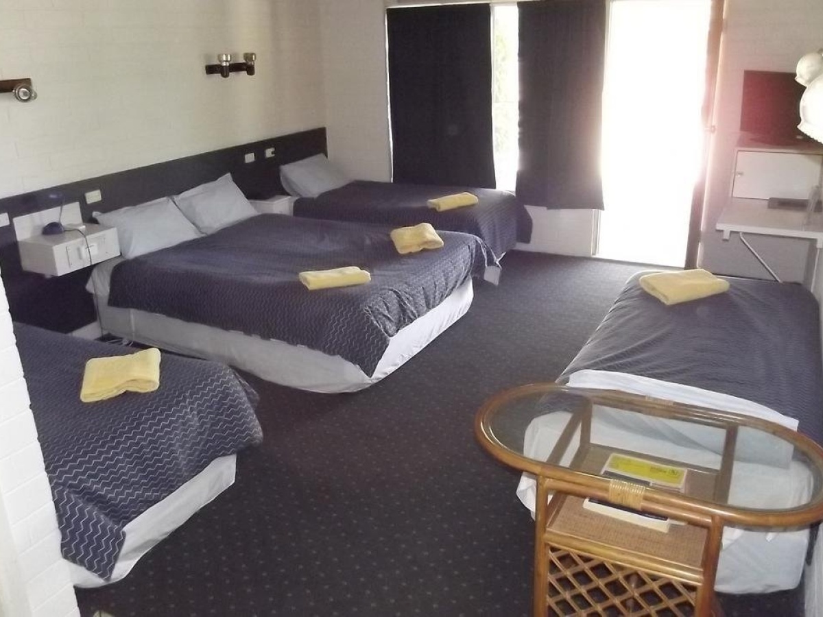 Capri Motel photo