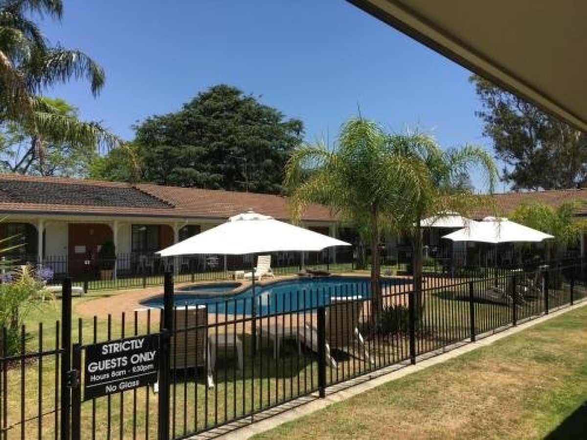 Capricorn Motor Inn photo