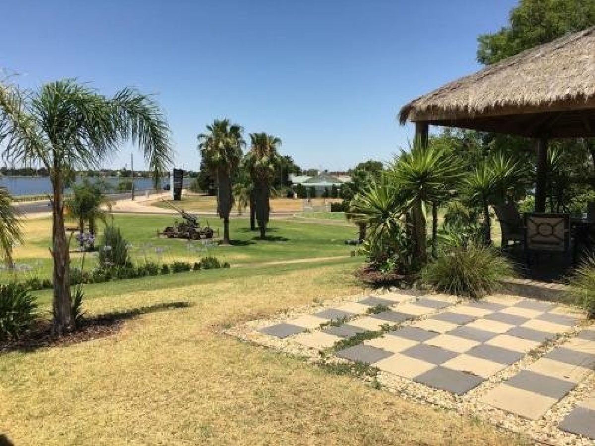 Capricorn Motor Inn photo