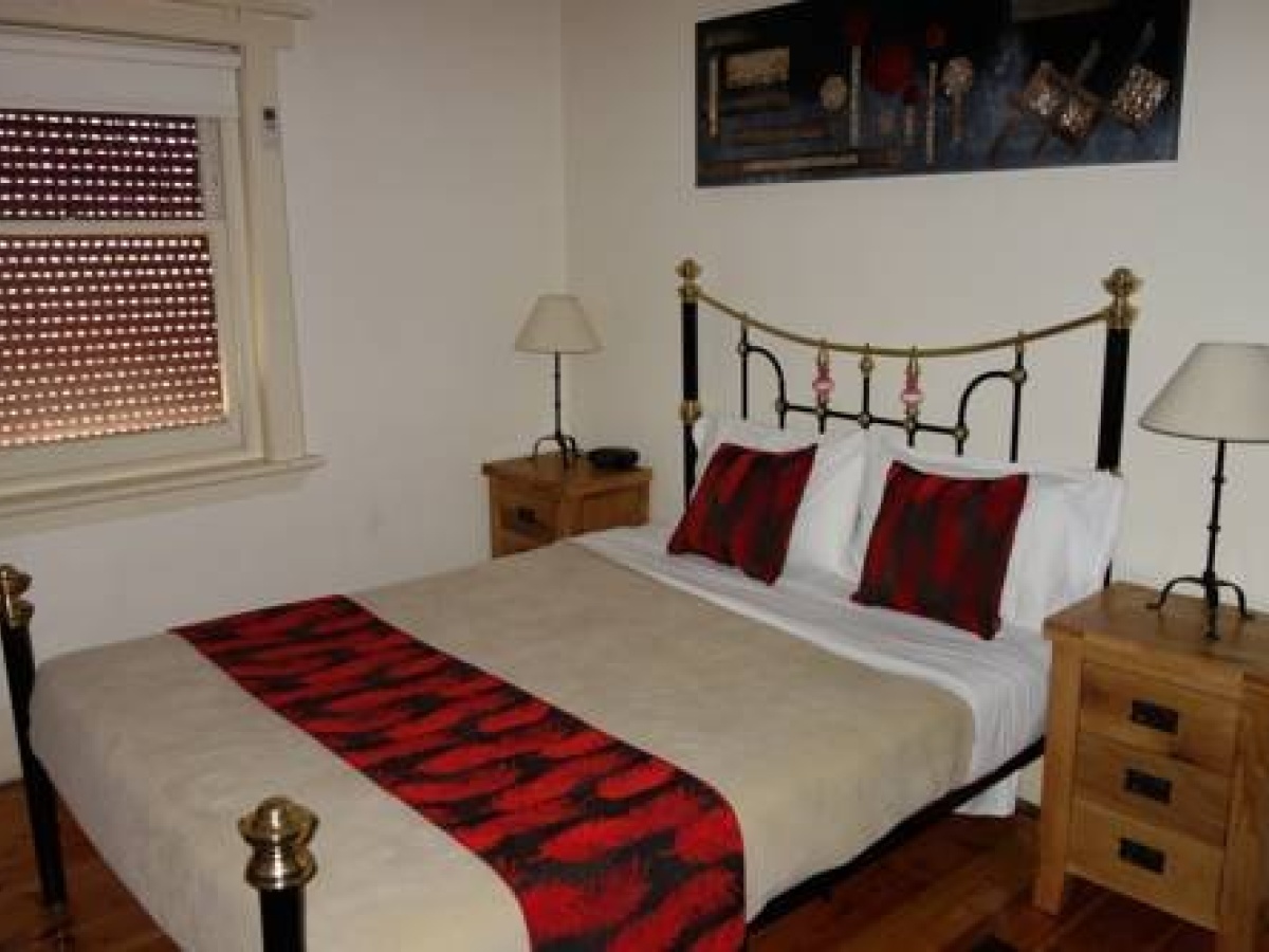 Glenelg Holiday Apartments-Ellis