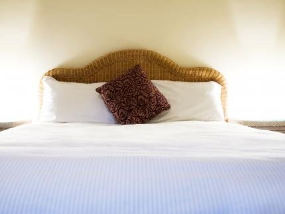 QUALITY HOTEL TIFFINS ON THE PARK, Parkside