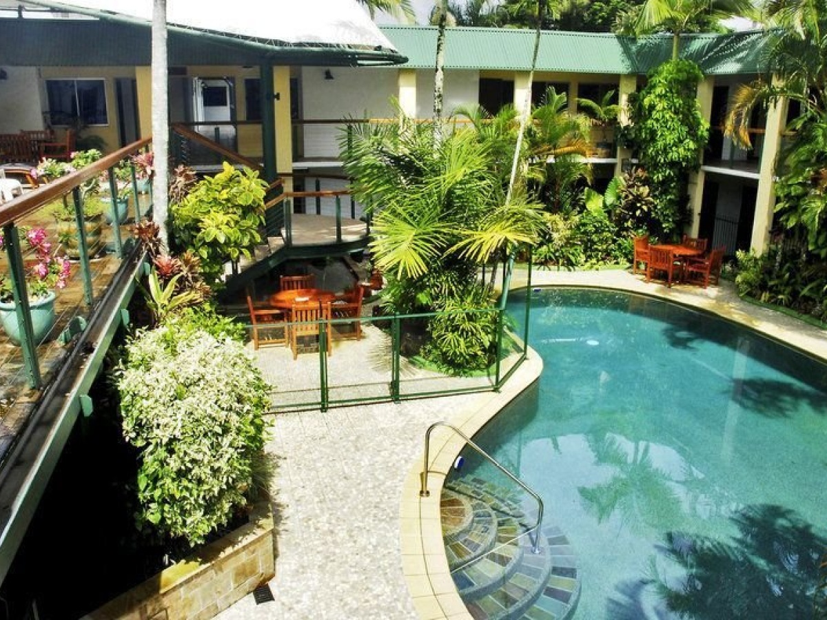 Bay Village Tropical Retreat & Apartments