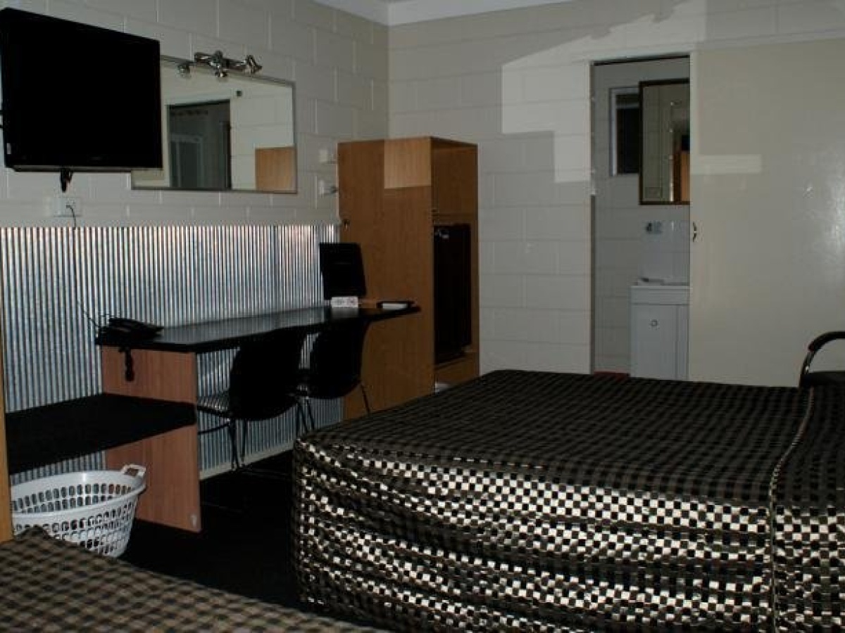 Black Diamond Motel, BlackWater