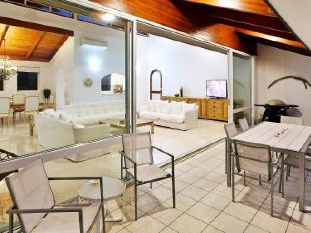 Bella Vista E9 – Ocean View Spacious 2 Bedroom with golf buggy