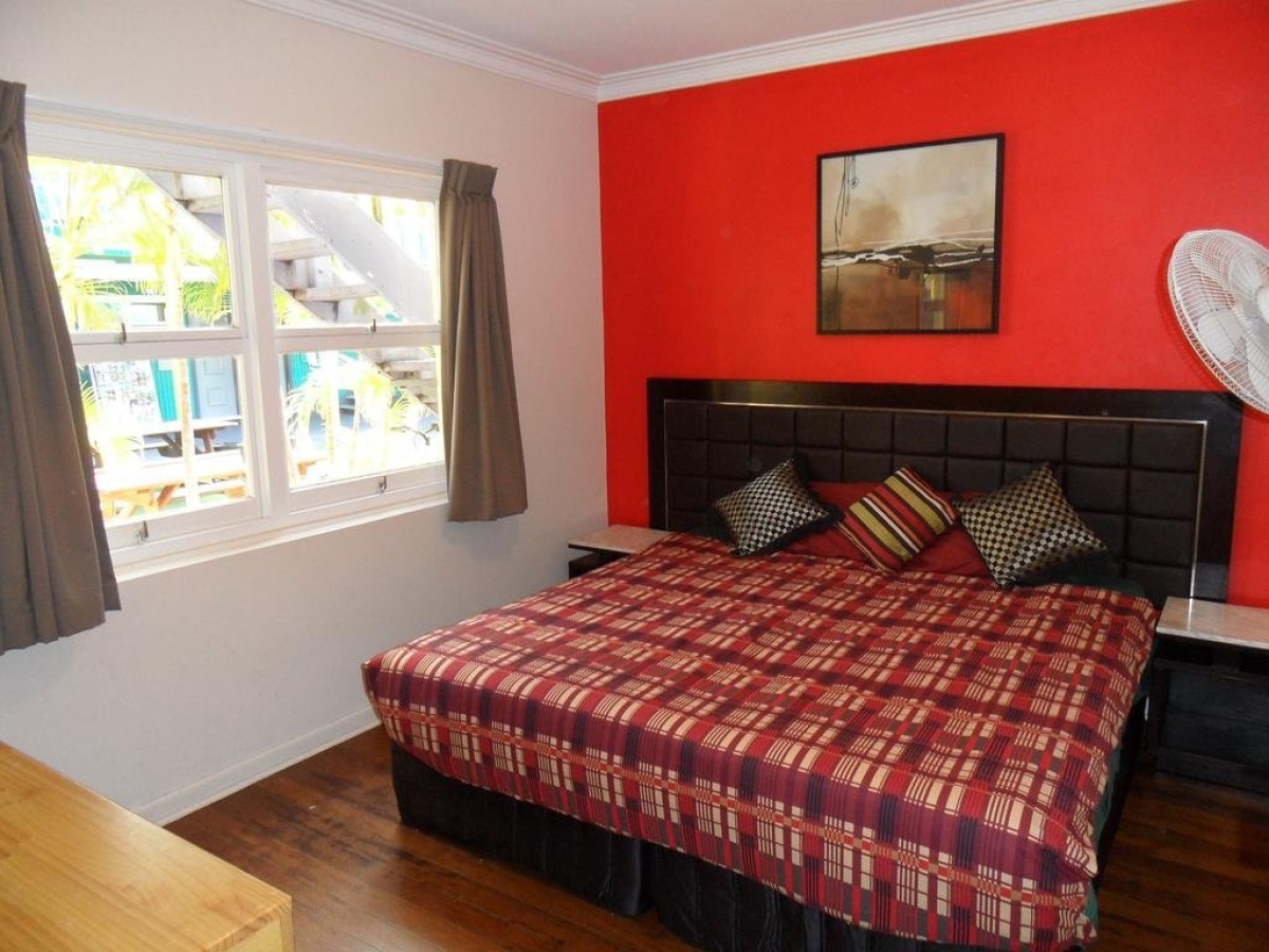 Backpackers In Paradise Under 45’s Hostel
