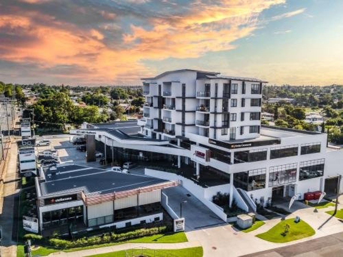 Inner-City apartment minutes walk to dining hubs