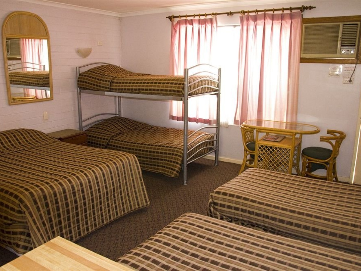 WHITE GUM MOTEL, The Gap