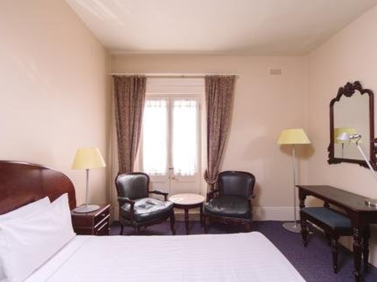 Hadley’s Orient Hotel