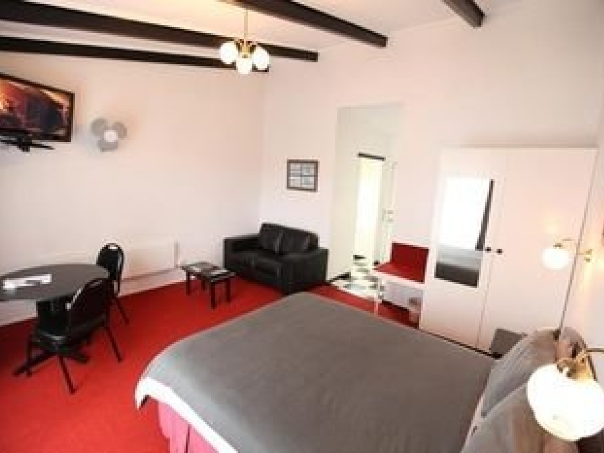 Fox and Hounds Inn