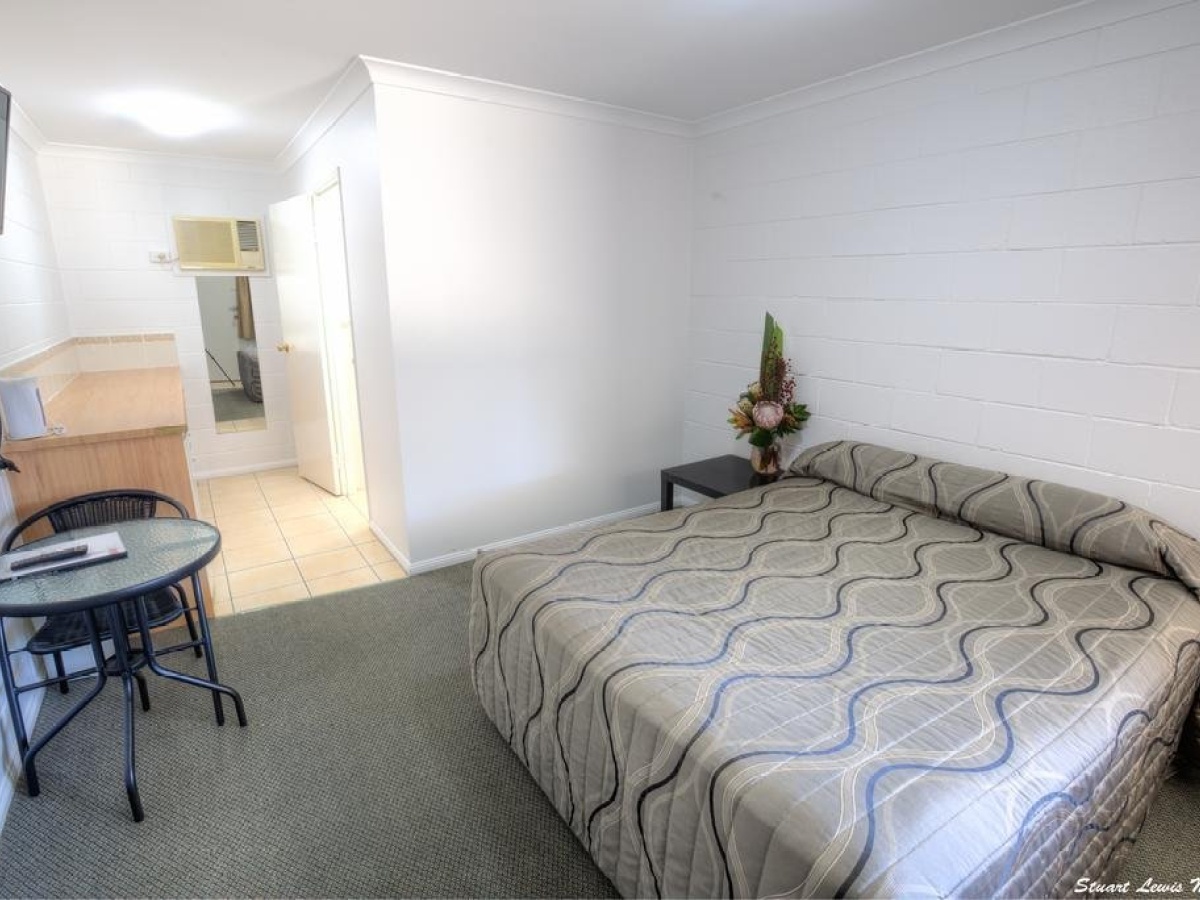 PRECINCT HOTEL GLADSTONE