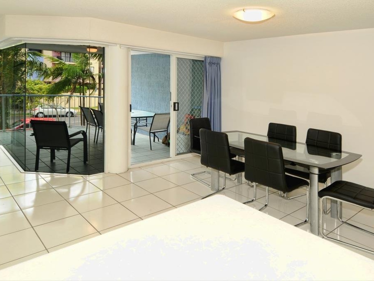 Main Beach Waterfront Apartment