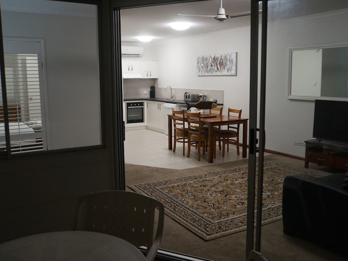 Airlie Seaview Apartments