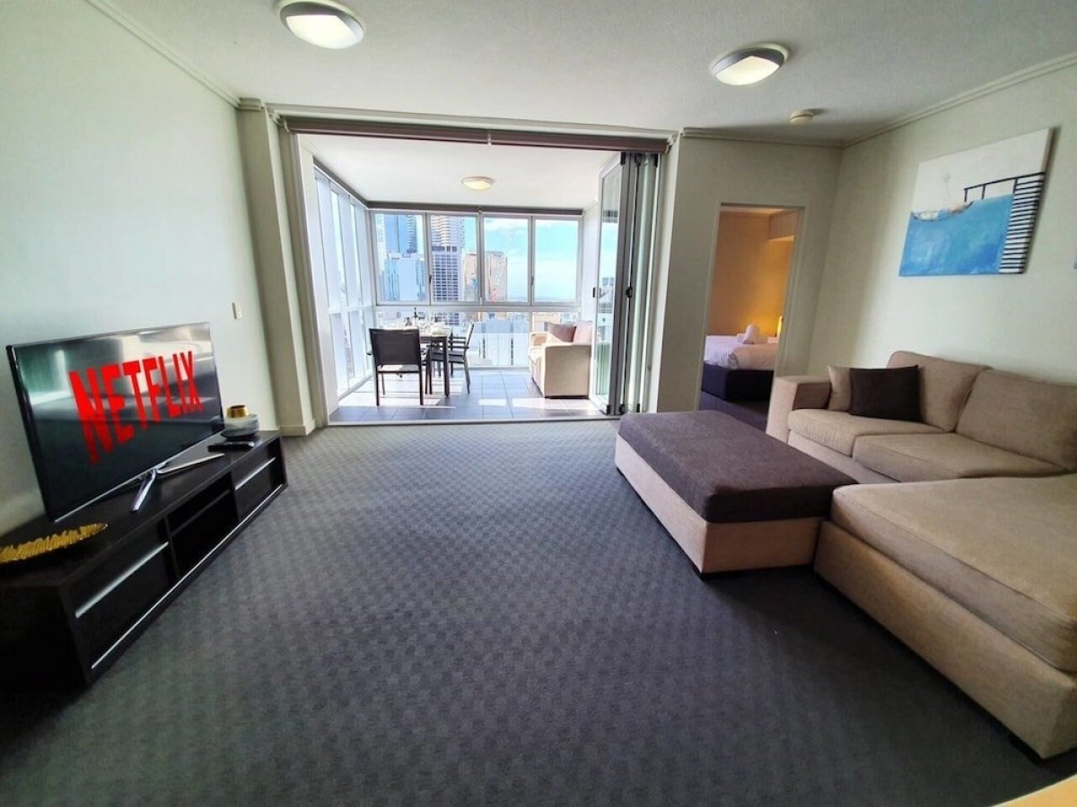 2BR Epic Views CBD 2 Cars Pool Wine Gym Netflix