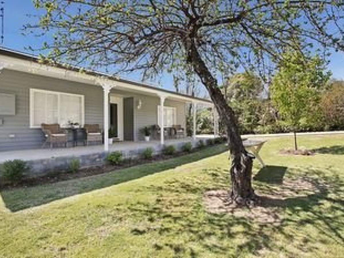 Bright & comfortable in quiet location