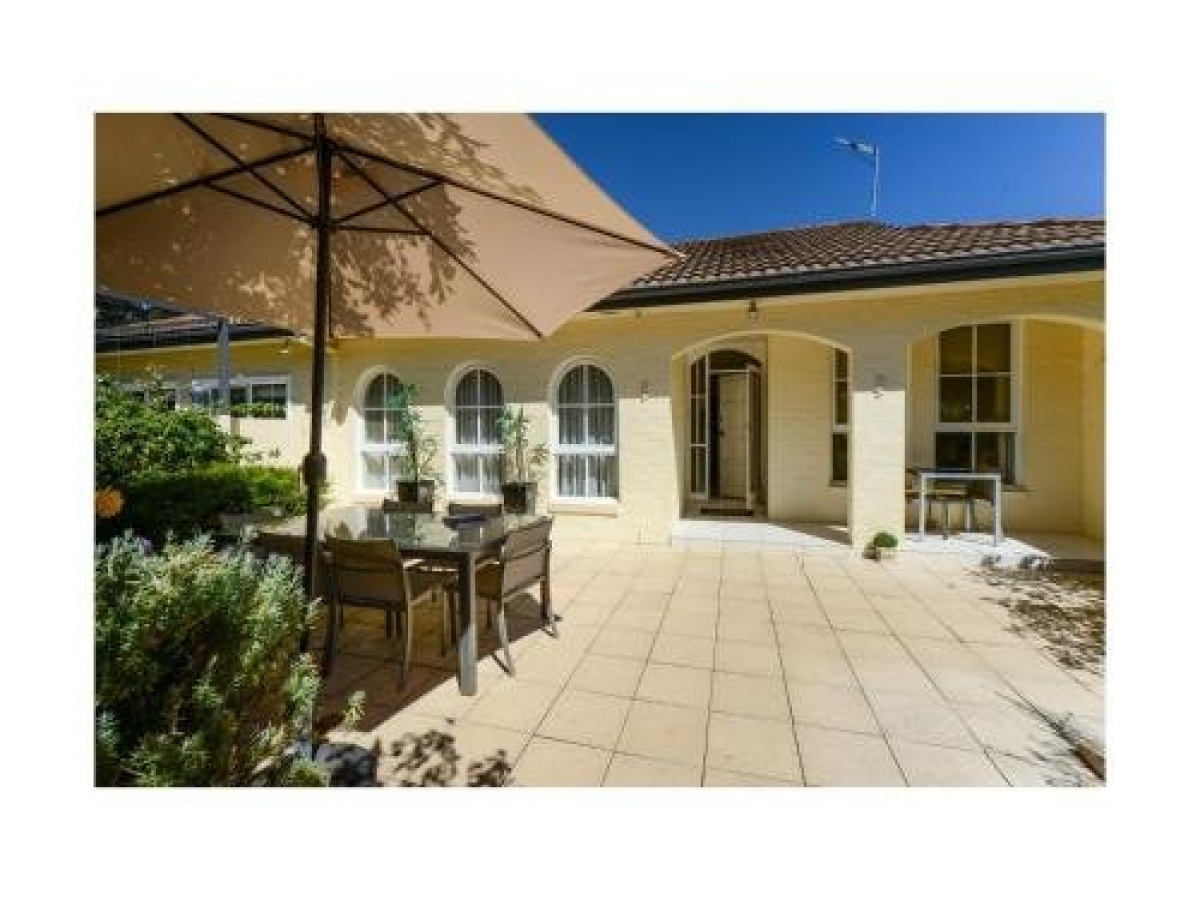 BOUTIQUE STAYS – Central Park, South Melbourne Townhouse