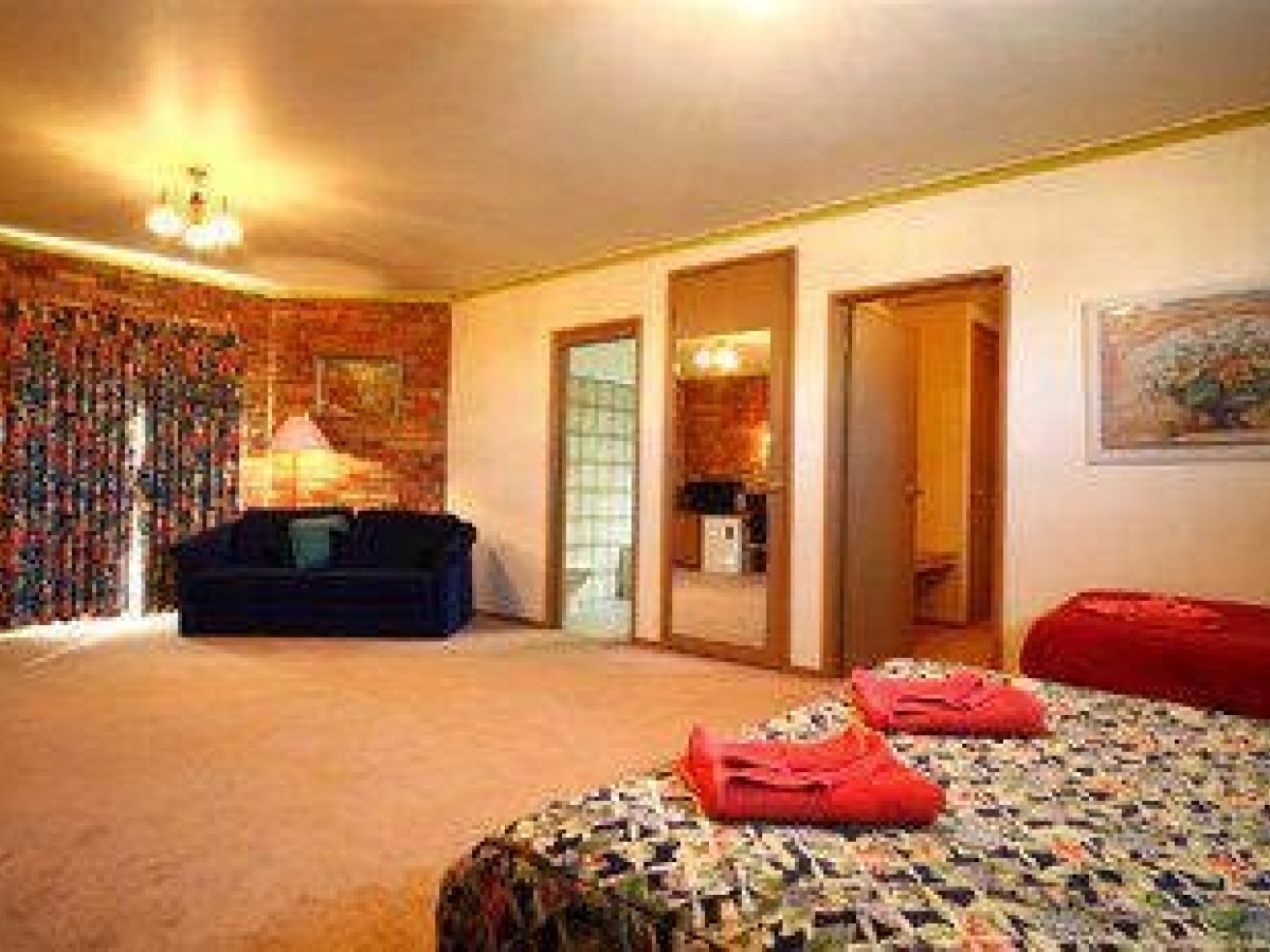 Pines Country Club Motor Inn