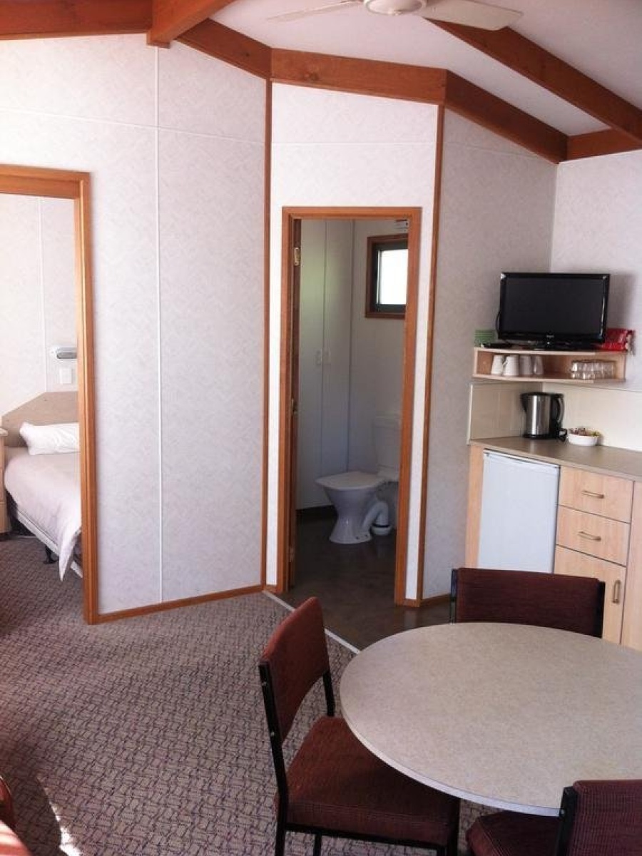 Golden Country Motel and Caravan Park