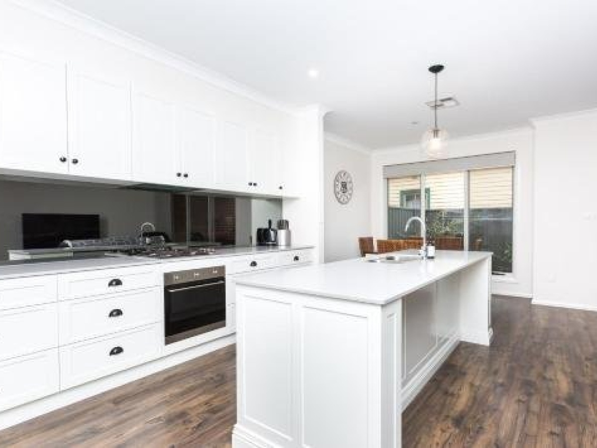 4 Bedroom Inner City Townhouse – SLEEPS 9 !!