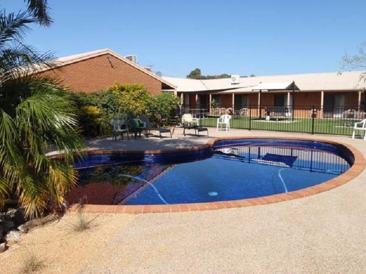 Ashleigh Court Motor Inn and Cabins
