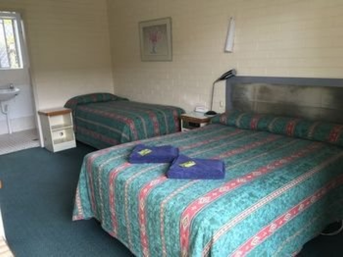 Crest Motor Inn