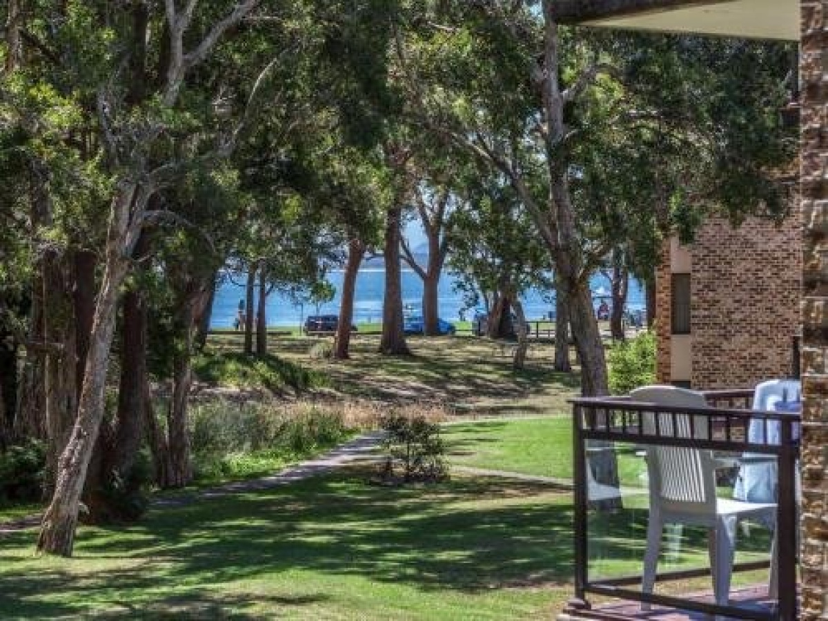 45 ‘Bay Parklands’, 2 Gowrie Ave – pool, tennis court, spa & across the road to the beach