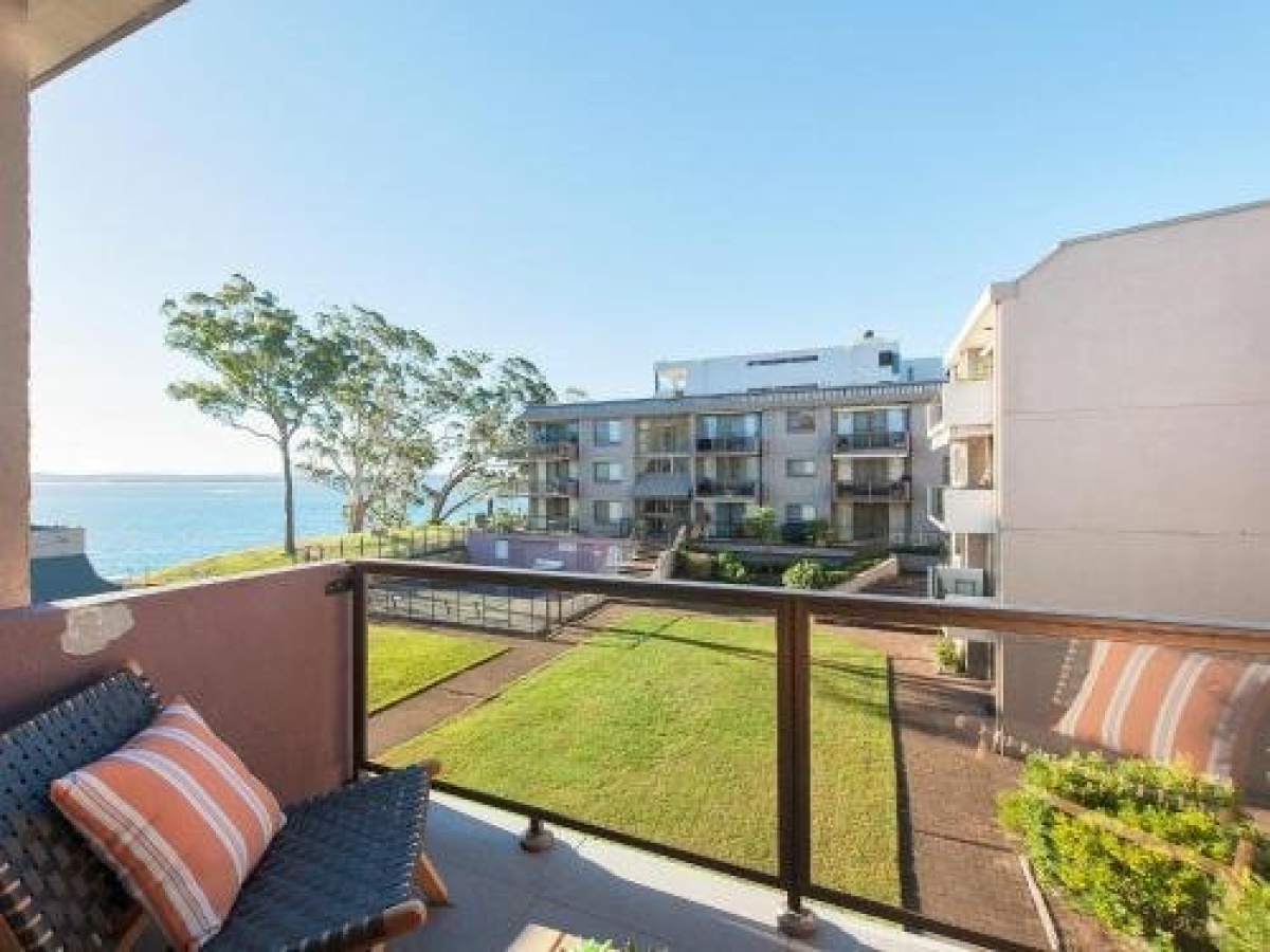 24 ‘The Poplars’, 34 Magnus Street – views, aircon, WIFI, Netflix & Pool