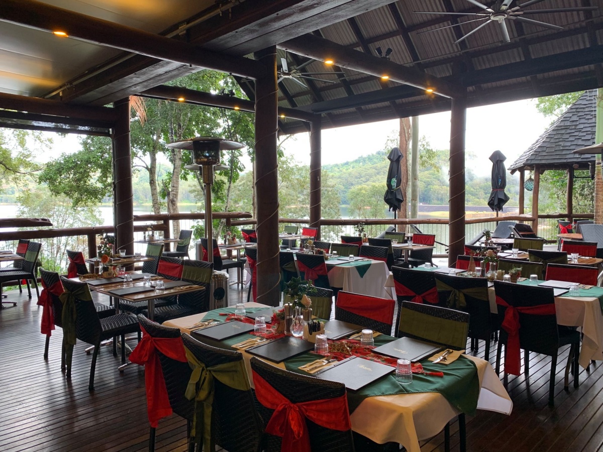 Secrets on The Lake – Dining on the Deck cafe
