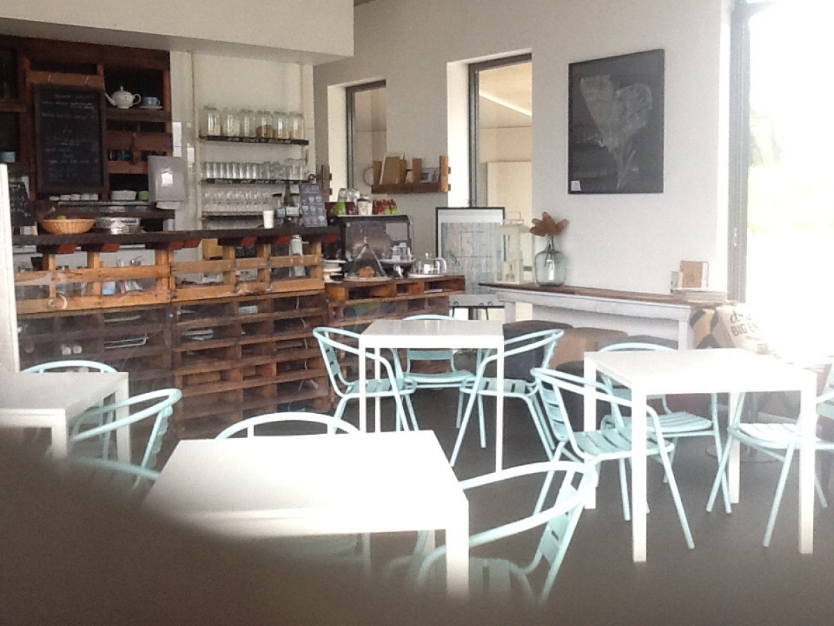 236lb Beach Café