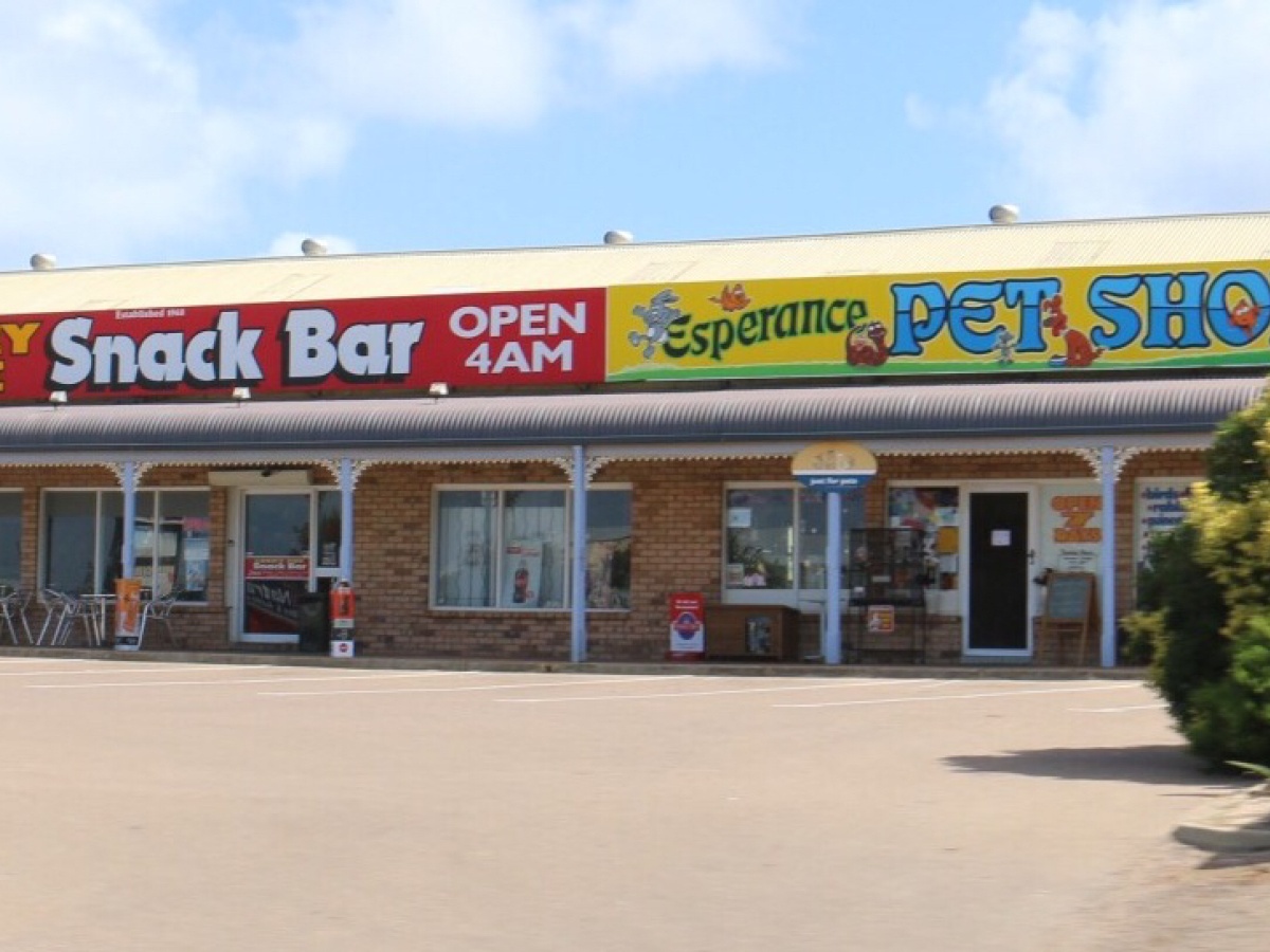Lucky Roe Snack Bar